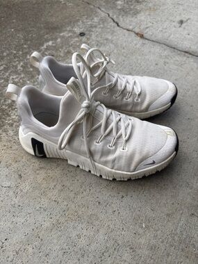 Nike free metcon 6. Us 8.5 women’s. white and black low-profile knit trainers